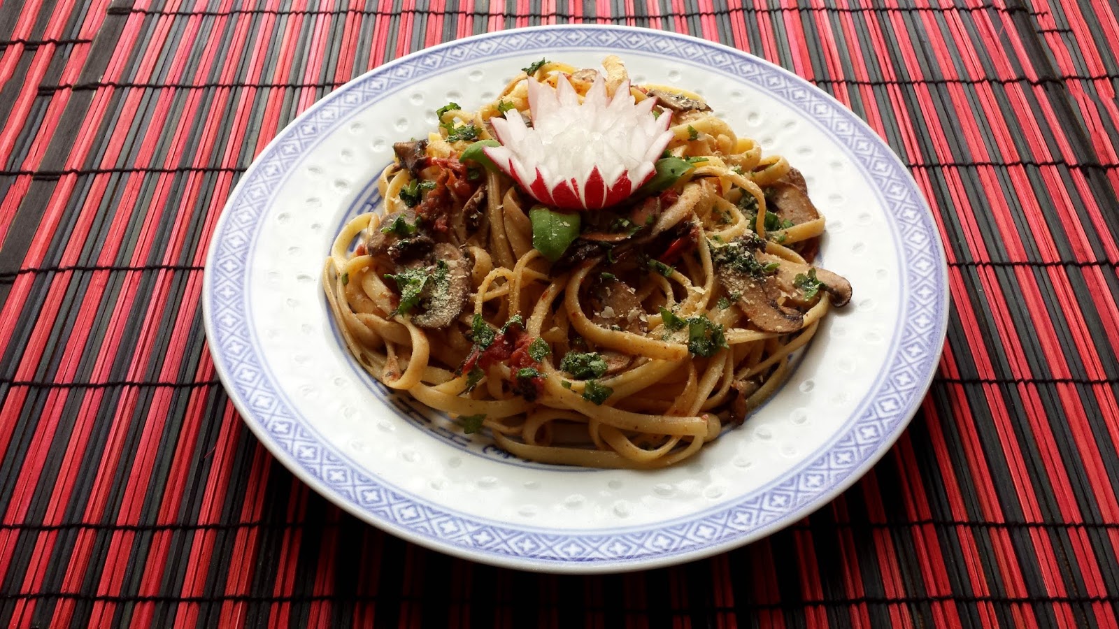 Spaghetti mit Tomaten und Champignons